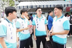 Thí sinh phấn khởi sau khi hoàn thành bài thi môn Ngữ văn tại điểm thi Trung học thực hành Sài Gòn. Ảnh: THU TÂM