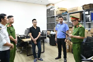 Cơ quan Cảnh sát điều tra Công an tỉnh Phú Thọ thi hành lệnh khám xét khẩn cấp nơi làm việc của ông Khuất Tiến Minh, Giám đốc Công ty TNHH Giải pháp công nghệ Tek-Solution tại Hà Nội. Ảnh: Công an Phú Thọ
