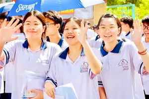 Thí sinh phấn khởi sau giờ thi tại điểm thi Trường THCS Võ Trường Toản (phường Tam Thắng, TPHCM). Ảnh: KHÁNH CHI