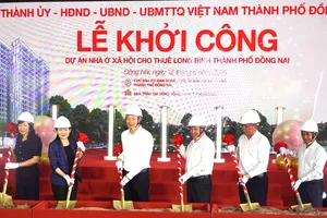 Lãnh đạo TP Đồng Nai thực hiện nghi lễ động thổ dự án nhà ở xã hội cho thuê Long Bình, TP Đồng Nai, ngày 12-6. Ảnh: PHÚ NGÂN