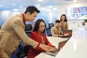 Nhân viên một doanh nghiệp làm việc ở Trung tâm Tài chính quốc tế Việt Nam tại TPHCM. Ảnh: HOÀNG HÙNG