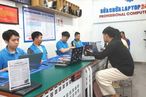 Khách hàng sửa chữa máy tính tại một cửa hàng máy tính ở Hà Nội. Ảnh: HÀ NGUYỄN