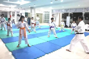 Một lớp karate ở CLB Hồ Xuân Hương, phường Xuân Hòa. Ảnh: THƯ NGUYỄN