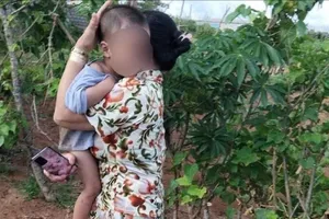 Vỡ òa giây phút tìm thấy bé hơn 2 tuổi sau 12 giờ mất tích. Ảnh: NGỌC NGÂN
