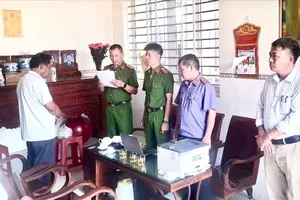 Cơ quan CSĐT đọc lệnh bắt tạm giam bị can Đỗ Đức Thịnh, nguyên Phó Giám đốc Công ty TNHH MTV Cà phê Gia Lai. Ảnh: Công an tỉnh Gia Lai
