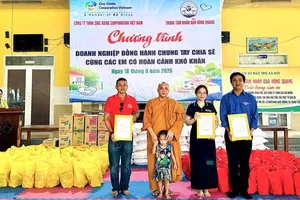 100 phần quà được trao cho trẻ em được nuôi dưỡng tại Trung tâm Nhân đạo Hồng Quang