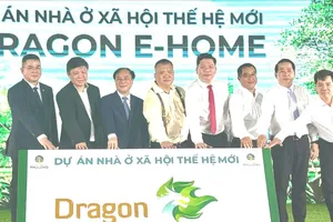 Các đại biểu thực hiện nghi thức khởi công dự án. Ảnh: THANH HIỀN