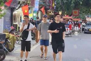 Khách du lịch quốc tế tại phố cổ Hà Nội. Ảnh: 7THU HÀ