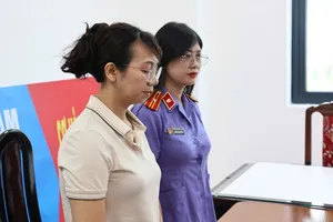 Bị can Lê Thị Hồng Nhung (áo nâu). Ảnh: Cơ quan điều tra, Viện Kiểm sát nhân dân tối cao