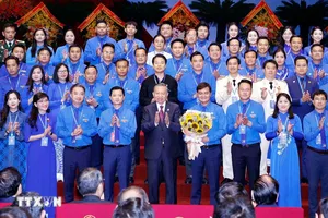 Tổng Bí thư, Chủ tịch nước Tô Lâm chúc mừng Ban chấp hành Đoàn Thanh niên Cộng sản Hồ Chí Minh lần thứ XIII, nhiệm kỳ 2026-2031. Ảnh: TTXVN