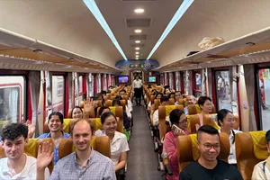 Toa tàu chở y, bác sỹ Bệnh viện Bạch Mai ngày 26-6