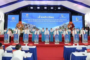 Các đại biểu thực hiện nghi thức khởi công dự án