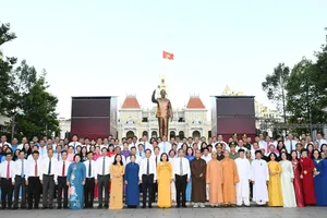 Đoàn lãnh đạo TPHCM dâng hoa tưởng nhớ Chủ tịch Hồ Chí Minh