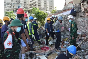 Lực lượng cứu hộ, cứu nạn Việt Nam tích cực tìm kiếm nạn nhân ở hiện trường. Ảnh: BQP
