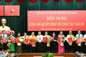 Phó Bí thư Thành ủy TPHCM Văn Thị Bạch Tuyết và Vụ trưởng Vụ địa phương 3, Ban Tuyên giáo và Dân vận Trung ương Nguyễn Huy Ngọc trao quyết định đến Ban Biên tập Báo SGGP. Ảnh VIỆT DŨNG