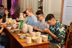 Du khách trải nghiệm kỹ thuật trang trí gốm sứ theo kiểu truyền thống vào mỗi tối cuối tuần tại Bảo tàng TPHCM. Ảnh: BẢO TÀNG CUNG CẤP