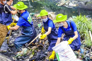Đoàn viên, thanh niên chung tay làm sạch kênh rạch. Ảnh: CẨM TUYẾT