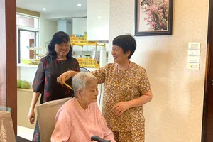 Thầy thuốc nhân dân Tạ Thị Chung trong khoảnh khắc thân thương, đầm ấm bên con dâu (kỹ sư Hải Yến, bên phải) và con gái (dược sĩ Thanh Thủy) 
