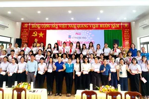 Lãnh đạo Hội Liên hiệp Phụ nữ đặc khu Côn Đảo và đại diện đơn vị tài trợ cùng các em nữ sinh nhận học bổng “Nữ sinh hiếu học vượt khó” tại buổi lễ