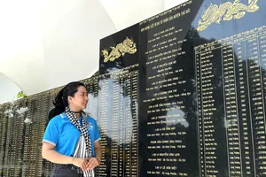 Chị Hoàng Thị Phương Trang tại di tích vùng Bưng 6 xã, phường Long Trường - một địa điểm được chị giới thiệu trong bài dự thi. Ảnh: NVCC