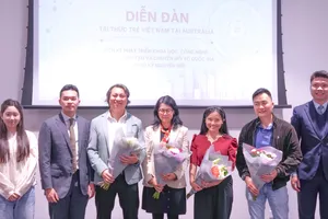 Các đại biểu, khách mời, ban giám khảo cùng các thí sinh tại Diễn đàn Trí thức trẻ Việt Nam tại Australia 2026. Ảnh: SVAU