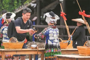 Trải nghiệm văn hóa tại Tây Giang Thiên Hộ Miêu Trại. Ảnh: CHINA DAILY