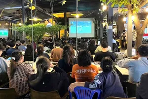 Nhiều người hâm mộ lựa chọn quán cà phê, quán ăn để cùng tụ họp xem World Cup. Ảnh: HỮU THÀNH
