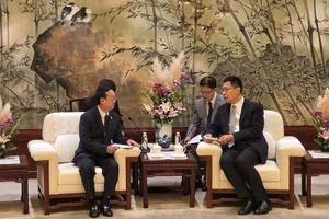 Phó Chủ tịch UBND TPHCM Bùi Minh Thạnh hội kiến với Phó Thị trưởng Thượng Hải Lô Sơn. Ảnh: Sở Ngoại vụ TPHCM 