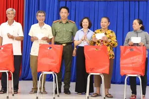 Tặng quà gia đình chính sách, trẻ em khó khăn tại Tây Ninh