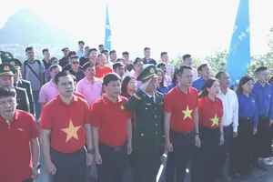 Lễ chào cờ trang nghiêm dưới Cột cờ quốc gia Lũng Cú. Ảnh: HỒ HẢI.