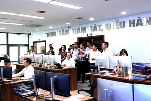 Dịp này, Lãnh đạo TP Đà Nẵng tặng quà lưu niệm cho lãnh đạo tỉnh Lâm Đồng. Ảnh: XUÂN QUỲNH