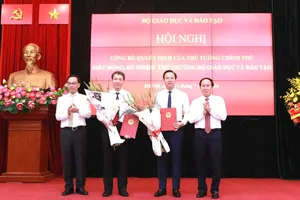 Phó Thủ tướng Lê Tiến Châu (bìa phải), Bộ trưởng Bộ GD-ĐT Hoàng Minh Sơn chúc mừng 2 tân Thứ trưởng Bộ GD-ĐT. Ảnh: ĐÌNH TUỆ