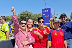 Bà Trần Thị Túy Kiều (bìa trái) cùng các cổ động viên Việt Nam xem World Cup 2026 ở Los Angeles (Mỹ). Ảnh: TRUNG THU