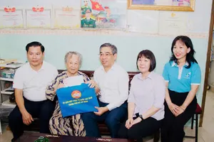 Đồng chí Nguyễn Phước Lộc thăm, tri ân Mẹ Việt Nam Anh hùng Nguyễn Thị Ty. Ảnh: THÁI PHƯƠNG