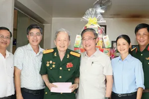 Lãnh đạo TPHCM thăm Anh hùng Lực lượng vũ trang nhân dân Nguyễn Văn Tàu