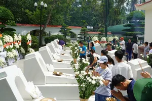 Đông đảo người dân dâng hoa, dâng hương tại mộ 10 nữ Anh hùng liệt sĩ TNXP Ngã ba Đồng Lộc