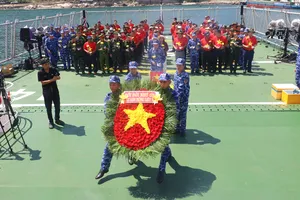 Đoàn công tác Cảnh sát biển Việt Nam dâng hương tri ân các Anh hùng Liệt sĩ