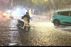 Tối 24-7, mưa lớn ở Đồng Nai khiến nhiều tuyến đường bị ngập nặng. Ảnh: PHÚ NGÂN