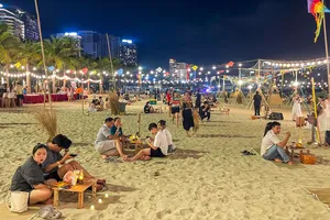 Không gian biển đêm được phủ bởi hàng trăm cụm đèn nghệ thuật, kết hợp bàn tiệc ven biển, ánh nến, đèn dầu và âm nhạc acoustic, tạo nên điểm nhấn mới cho du lịch đêm