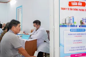 Bác sĩ Bệnh viện Nhân dân Gia Định thăm khám sức khỏe cho người dân phường Tân Thành