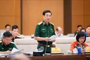 Phó Thủ tướng, Bộ trưởng Bộ Quốc phòng, Đại tướng Phan Văn Giang trình dự án luật. Ảnh: CẨM HÀ