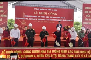Các đại biểu thực hiện nghi thức khởi công Nhà Bia tưởng niệm các Anh hùng liệt sĩ Trung đoàn 10
