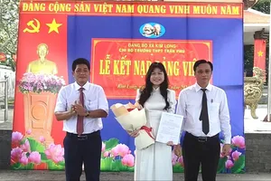 Đại diện Chi bộ Trường THPT Trần Phú trao quyết định kết nạp Đảng cho học sinh ưu tú Nguyễn Lê Diễm Trinh