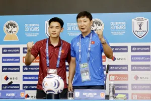 HLV Kim Sang-sik và cầu thủ Đình Bắc tại buổi họp báo trước trận đấu, ngày 30-7. Ảnh: MINH HOÀNG