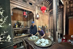 Căn nhà cổ tại làng cổ Lộc Yên (xã Thạnh Bình, TP Đà Nẵng) vẫn được người dân dùng để sinh hoạt, thờ tự nhiều đời nay. Ảnh: NGUYỄN CƯỜNG