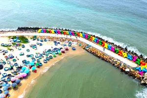 Kè bê tông trên bãi đá Ông Địa rực rỡ sắc màu. Ảnh: TIẾN THẮNG