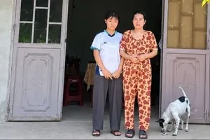 Tiếp sức nữ sinh lớp 10 có mẹ mắc u tuyến yên ở Quảng Ngãi