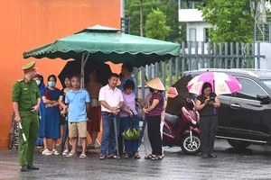 Phụ huynh chờ con trước điểm thi Trường THPT chuyên Tuyên Quang sáng 14-8. Ảnh: ĐỖ TRUNG