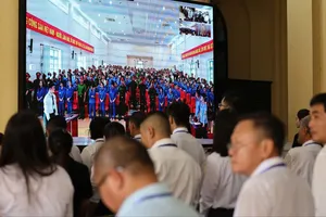Các bị cáo đang bị tạm giam tham gia xét xử tại điểm cầu trực tuyến ở Trại tạm giam Chí Hòa - Công an TPHCM. Ảnh: Ý LINH