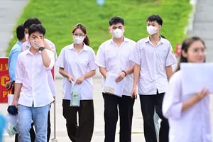 Thí sinh thi lại ở trường THPT chuyên Tuyên Quang. Ảnh: ĐỖ TRUNG